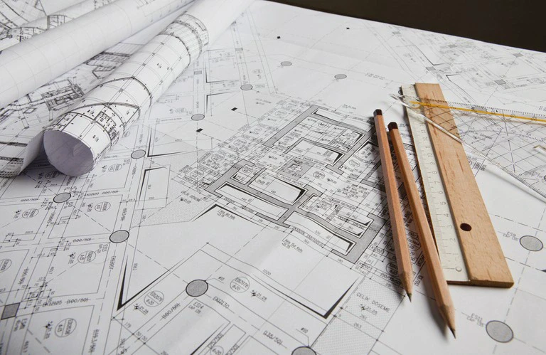 Projekt budynku, ołówki i linijka