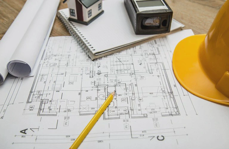 Projekt budynku, kask i ołówek